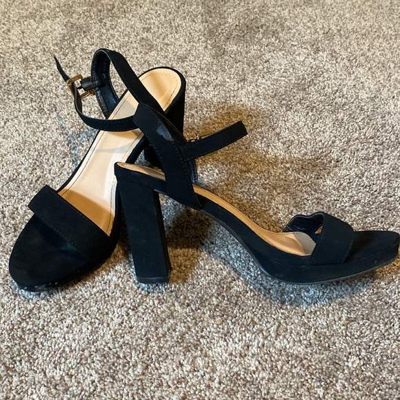 Cute black heels, strap high heel, thick heel, open toed! Size 6&1/2! - Picture 3 of 3
